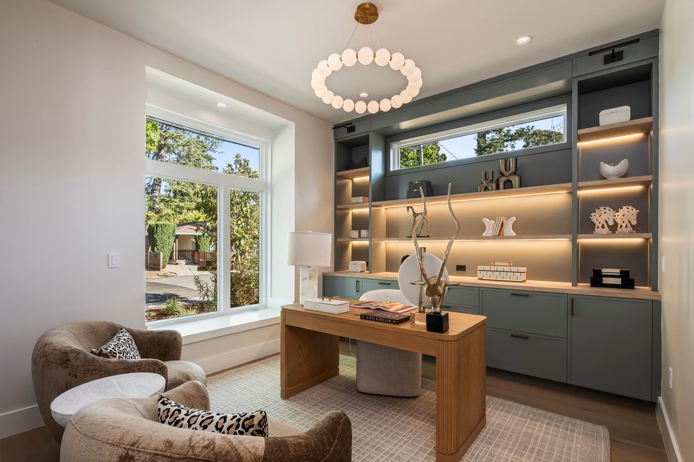 Home office with built-ins
